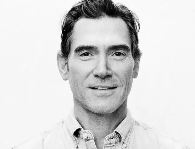  Era el esposo de Elizabeth, quien se da cuenta que ya no comparte los mismos intereses con ella.