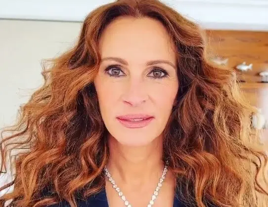 Era una escritora de libros cuya estabilidad se ve afectada por su reciente divorcio y pierde el rumbo de su vida. Decide viajar por el mundo con el fin de encontrar qu&eacute; es lo que la hace feliz.