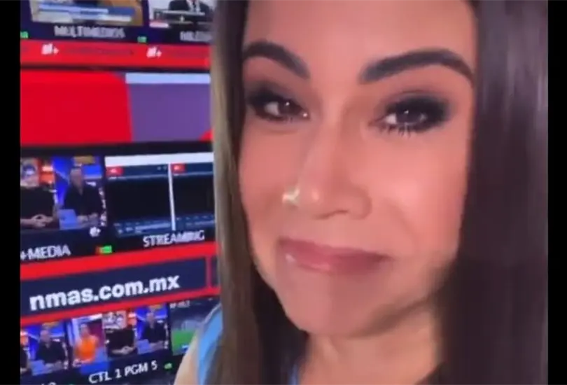 A Paola Rojas se le rompi&oacute; el vestido minutos antes de salir al aire. 