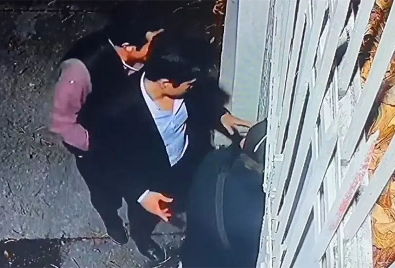 Los asaltantes robaron al joven mientras esperaba un Uber para irse de la casa de su amiga 