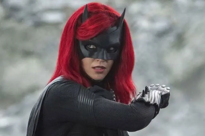 Cuando el personaje se reintroducjo en 2006 se supo que Kate Kane era un personaje de ascendencia judía y abiertamente lesbiana, e incluso estaba a punto de casarse con su novia.