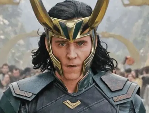 El "Dios de las mentiras" también ha tenido relaciones homosexuales y heterosexuales en los cómics de Marvel, por lo que es un personaje claramente bisexual. Sin embargo, en la novela publicada por Mackenzi Lee se le declaró al personaje canónicamente como 'pansexual' y de 'género no binario'.