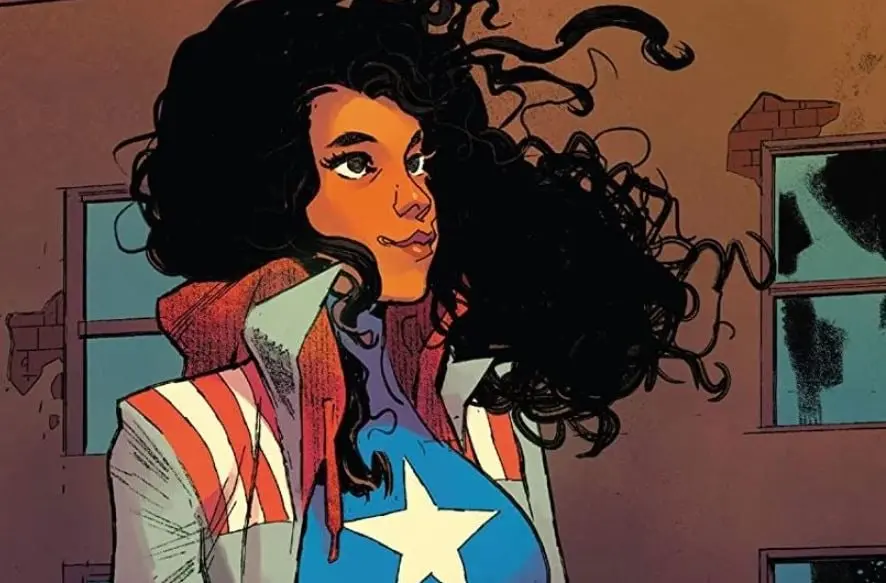 América Chávez, la reciente incorporación de Marvel en "Dr. Strange y el multiverso de la locura", es una adolescente latina bisexual, quien es hija de madres lesbianas.