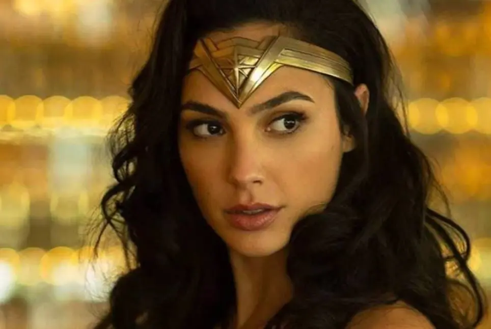 La amazona de DC Cómics es abiertamente bisexual y ha tenido romances femeninos y masculinos. El escritor Greg Ruck oficializó esta orientación sexual.