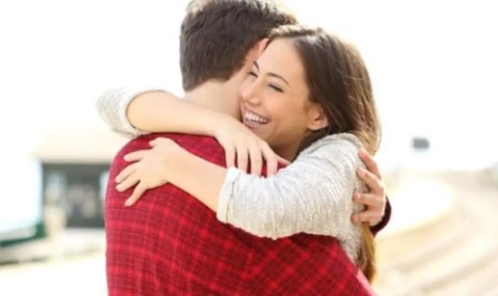  Los besos apasionados o cualquier tipo de intimidad en público está prohibido.