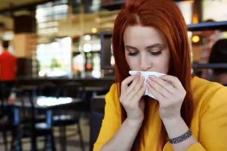 Los turistas deberán abstenerse de brindar malos tratos, maldecir o hacer señas obscenas si no quieren ser encarcelados o deportados.