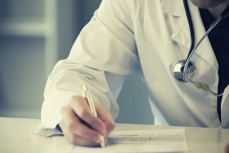  Los visitantes a Qatar deberán llevar su prescripción médica para poder ingresar medicamentos al país.