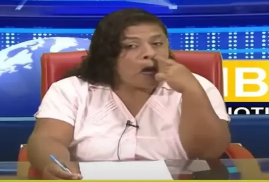 Captan a conductora se picándose la nariz