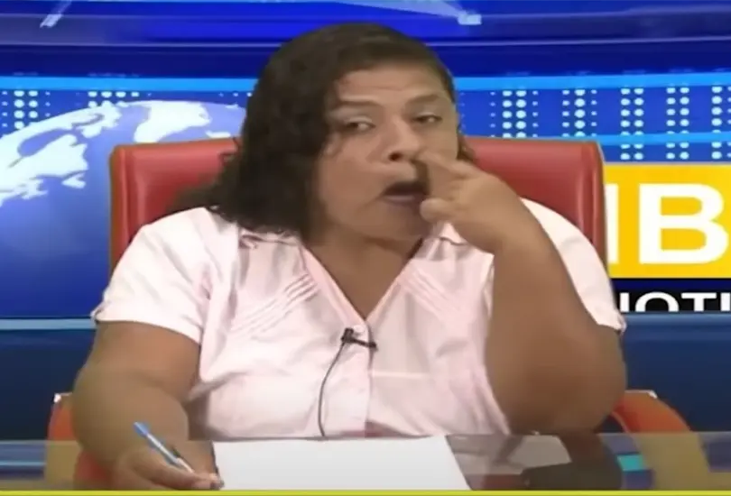 Captan a conductora se picándose la nariz Captan a conductora se picándose la nariz
