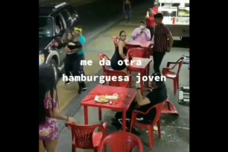 Mujer descubre a pareja infiel - Tomada de video
