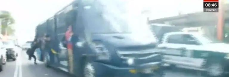 Usuarios del Metro fueron trasladados en patrullas. Foto: captura de pantalla.
