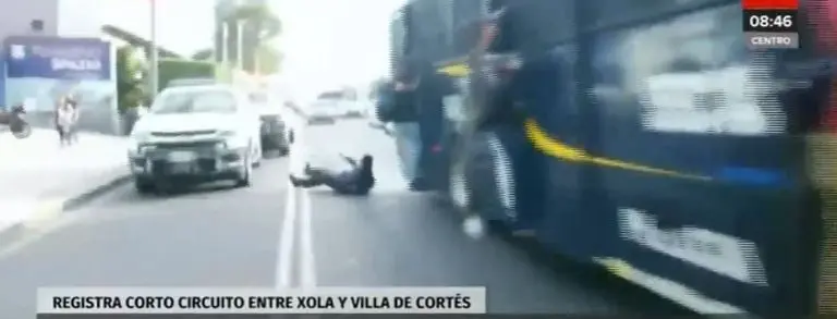 Una persona salió volando del camión. Foto: captura de pantalla.