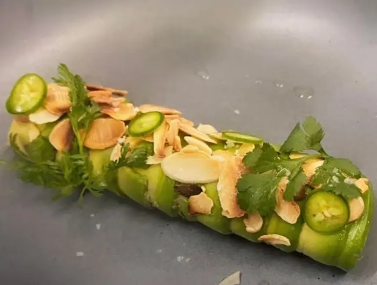 Sirve platos tradicionales mexicanos a cargo de  Mar&iacute;a Elena Lugo Zerme&ntilde;o y Gerardo V&aacute;zquez. Precio: 500 pesos por persona, sin bebidas alcoh&oacute;licas.