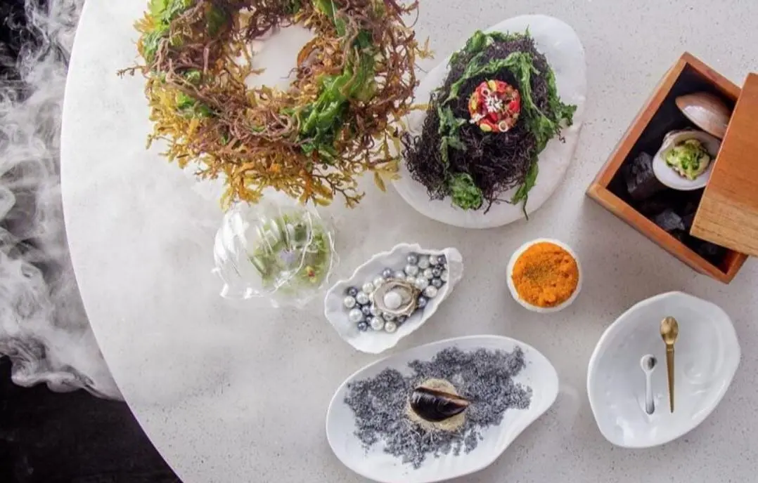 El restaurante a cargo de Jonat&aacute;n G&oacute;mez Luna est&aacute; ubicado en la Riviera Maya y destaca por su estilo vanguardista. Precio: 150 d&oacute;lares por persona.