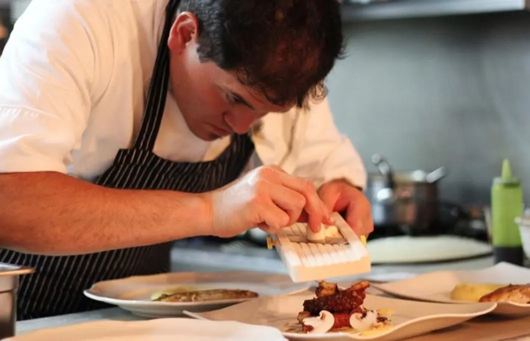 El chef  Edurado Garc&iacute;a ofrece grandes platillos con ingredientes de temporada. Precio del men&uacute; de degustaci&oacute;n: 1,100 pesos por persona y 1,600 pesos con maridaje por persona.