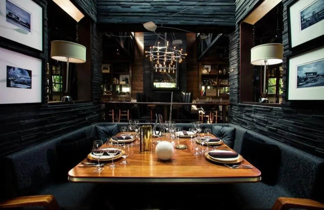 El chef Edgar N&uacute;&ntilde;ez deleita a los comensales con sus recetas complejas e ingredientes 100% naturales. Precio del men&uacute; de degustaci&oacute;n: 1,200 pesos por persona, 1,800 pesos con maridaje y 2,000pesos con maridaje, jugos e infusiones.