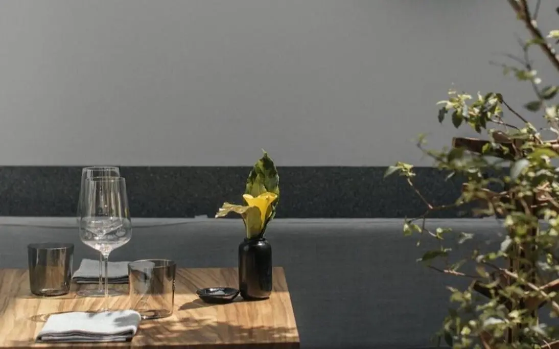  Enrique Olvera ha llevado al Pujol a ser el mejor restaurante de M&eacute;xico desde hace muchos a&ntilde;os con sus t&eacute;cnicas innovadoras llenas de sabor. Precio del men&uacute; de degustaci&oacute;n: 1,998 por persona y 2,998 el omakase de tacos por persona.