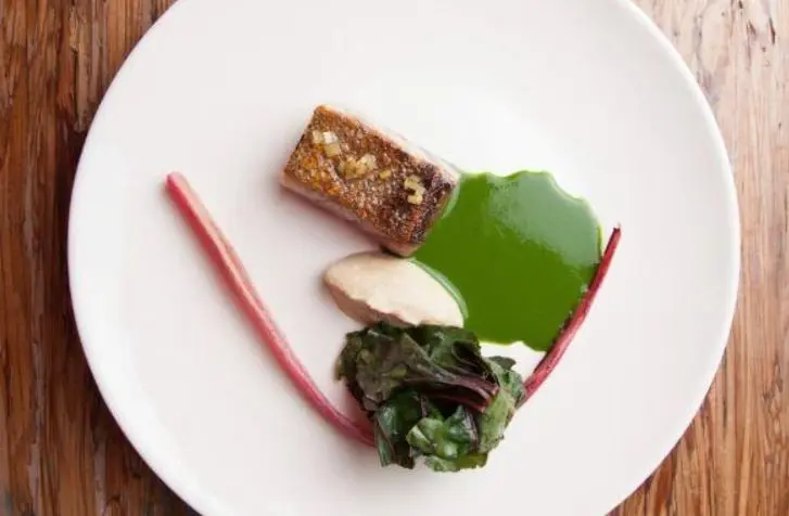 Los platillos de Diego Hern&aacute;ndez destacan por sus ingredientes vegetales cultivados en el huerto del lugar. Precio men&uacute; de degustaci&oacute;n: 1,360 pesos por persona | Men&uacute; de degustaci&oacute;n con maridaje: 2,250 pesos por persona.