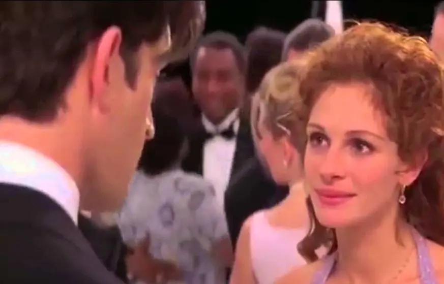 En el final original Julianne conoce a un hombre en la boda.