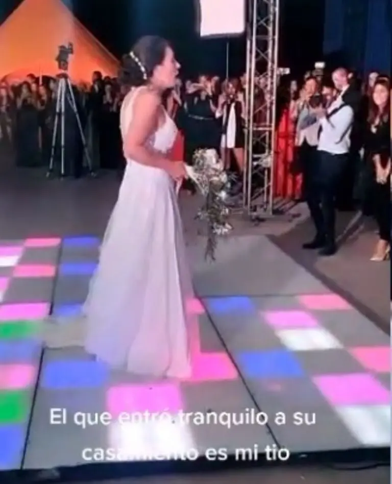 La novia esperando la llegada de su novio. Foto: Tiktpk