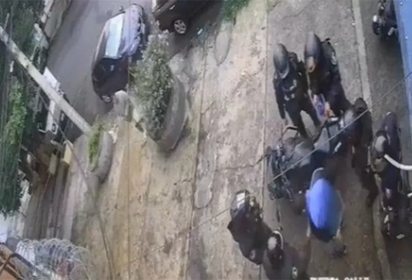 Al menos siete polic&iacute;as despojaron a un joven de su celular y hasta de una gorra luego de haberlo revisado sin que pudiera hacer nada 