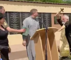 Sacerdote ruso golpea con un crucifijo a un cura ucraniano y se desata una pelea