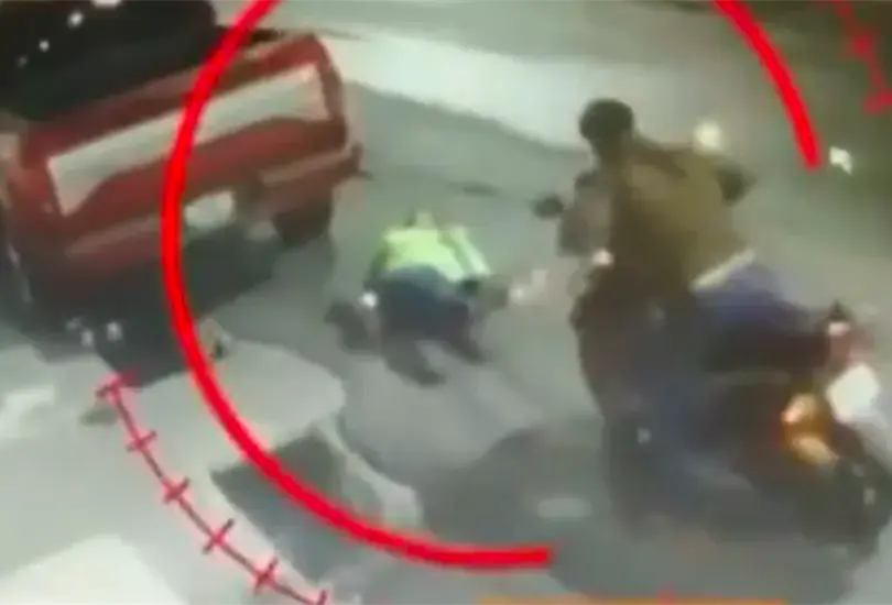 Hombre en moto atropella y embiste a mujer en la alcald&iacute;a GAM Cr&eacute;ditos: Especial 