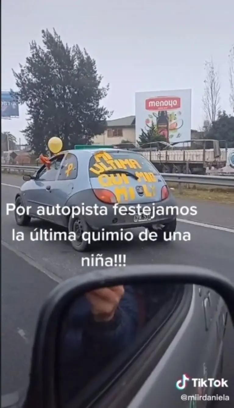 Auto de la caravana con la leyenda
