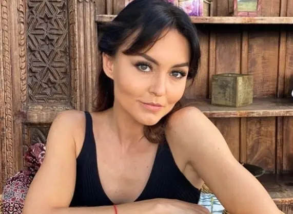 Era una joven de clase alta que es obligada a casarse con un hombre que no ama, pero del que poco a poco se va enamorando.