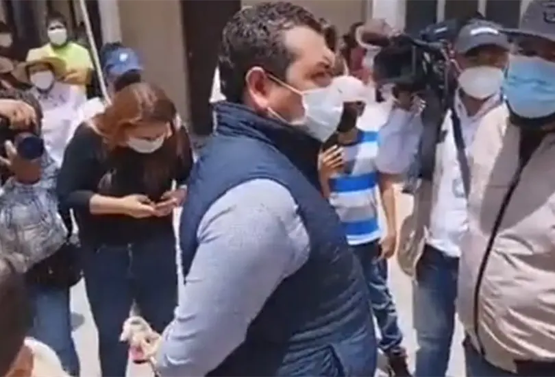 El funcionario no opuso resistencia. 