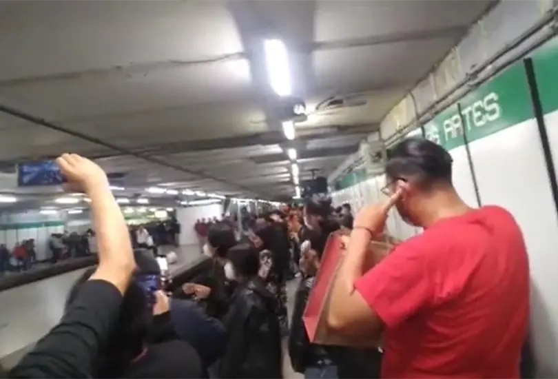 Usuarios cantaron el &eacute;xito de Moenia mientras esperaban el Metro en el and&eacute;n 