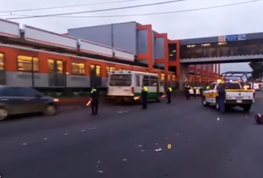 Los oficiales realizaban acciones de seguridad y vigilancia en las inmediaciones del Metro General Anaya cuando un vehículo los embistió y después intento darse a la fuga Los oficiales realizaban acciones de seguridad y vigilancia en las inmediaciones del Metro General Anaya cuando un vehículo los embistió y después intento darse a la fuga