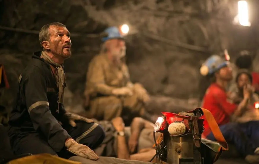 Se basa en la historia real de los 33 mineros chilenos que quedaron atrapados durante dos meses en una mina tras el derrumbe de la mina San Jos&eacute; el 5 de agosto de 2010.