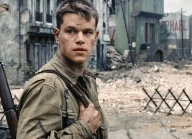 Un grupo de soldados norteamericanos deben arriesgar sus vidas para salvar al soldado James Ryan, cuyos tres hermanos han muerto en la guerra.