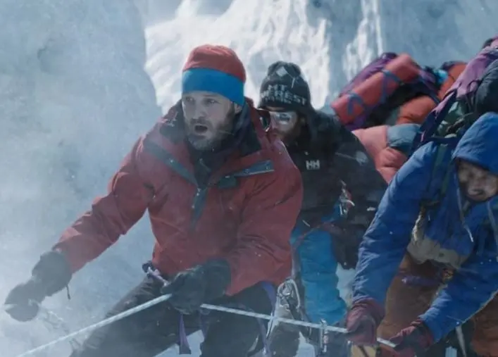 Dos equipos equipos rivales de alpinistas intentan subir el Everest, pero una tormenta los alcanza y todos deben hacer lo posible por permanecer vivos.
