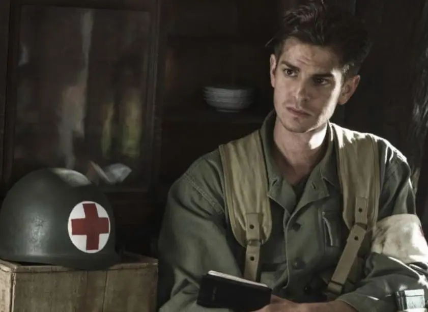 Un hombre en contra de la violencia particip&oacute; como m&eacute;dico en la Segunda Guerra Mundial sin portar un arma. Salv&oacute; a 75 personas de la muerte en la batalla de la isla de Okinawa.