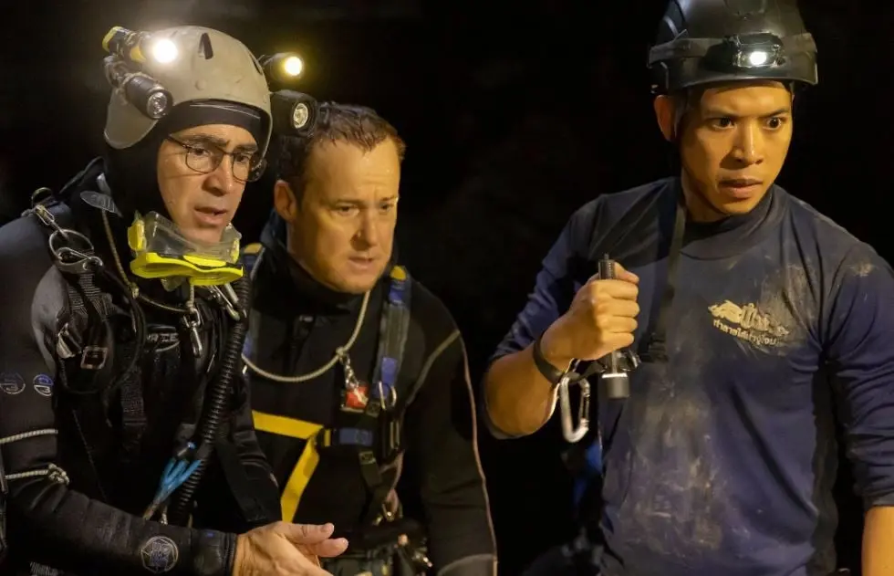 Equipos de rescate intentan salvar a 12 ni&ntilde;os y a su entrenador de futbol de una cueva que fue inundada en Tailandia.Est&aacute; basada en la historia real.