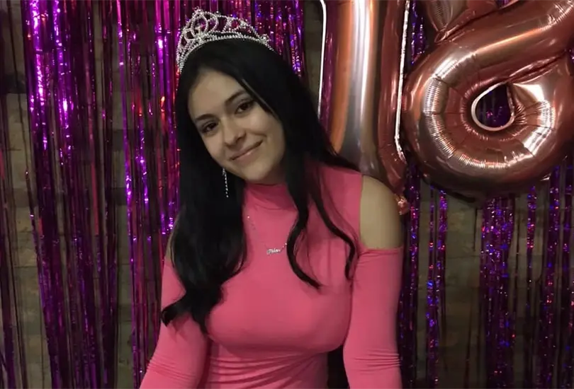 Joven festeja sus 18 años y nadie va Joven festeja sus 18 años y nadie va