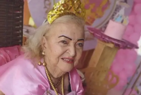 Abuelita celebra su cumpleaños con fiesta de princesas Abuelita celebra su cumpleaños con fiesta de princesas