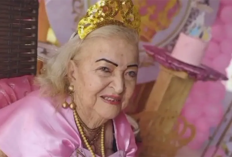 Abuelita celebra su cumpleaños con fiesta de princesas Abuelita celebra su cumpleaños con fiesta de princesas