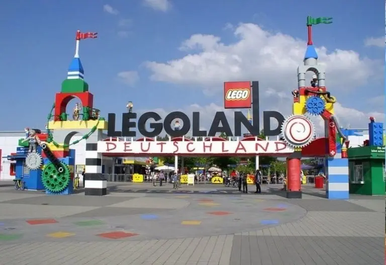 Legoland es un parque temático cuya temática es el mundo de los juguetes