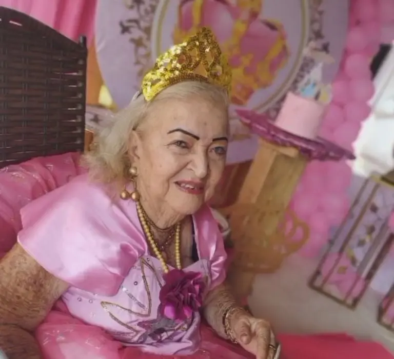 Abuelita celebra su cumpleaños con fiesta de princesas (Instagram)