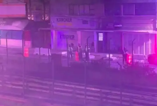Uno de los elementos de la policía perdió la vida en el lugar de los hechos Créditos: Captura de pantalla Uno de los elementos de la policía perdió la vida en el lugar de los hechos Créditos: Captura de pantalla
