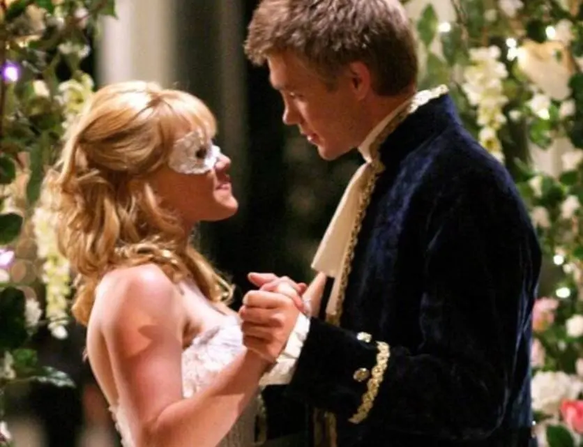 Esta pel&iacute;cula de romance juvenil  se estren&oacute; en 2004. Te mostramos c&oacute;mo luce ahora el elenco de 'La nueva cenicienta'.