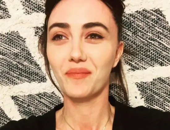 Era otra hermanastra de Sam, quien la maltrataba.