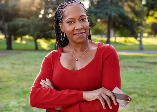 Era la encargada del restaurante y amiga de Sam.