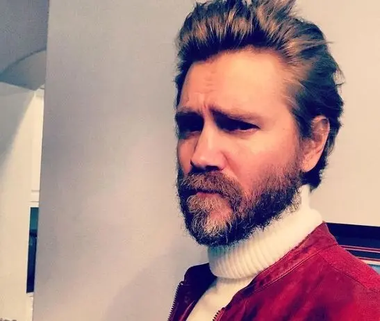 Era el mariscal de la preparatoria, quien se enamora de Sam.