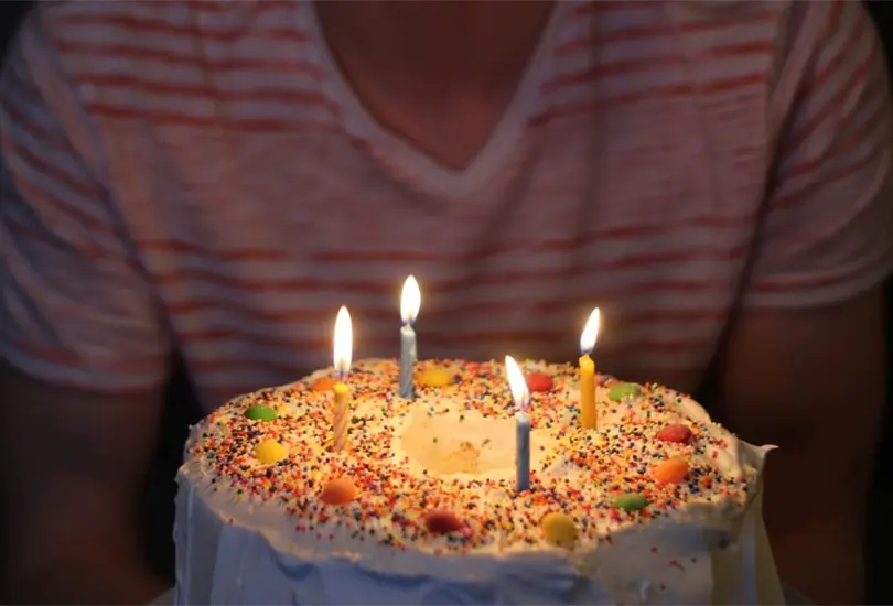 Madre pide prestado para comprar un pastel a su hijo