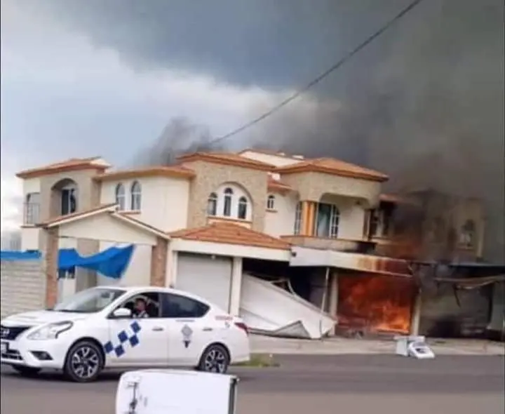 Pobladores queman casa de alcaldesa panista del Edomex en protesta por la inseguridad