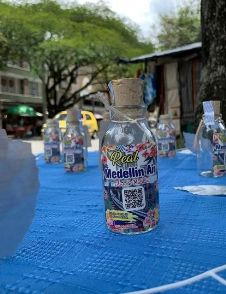 Joven vende botellas de aire a turistas (Instagram)